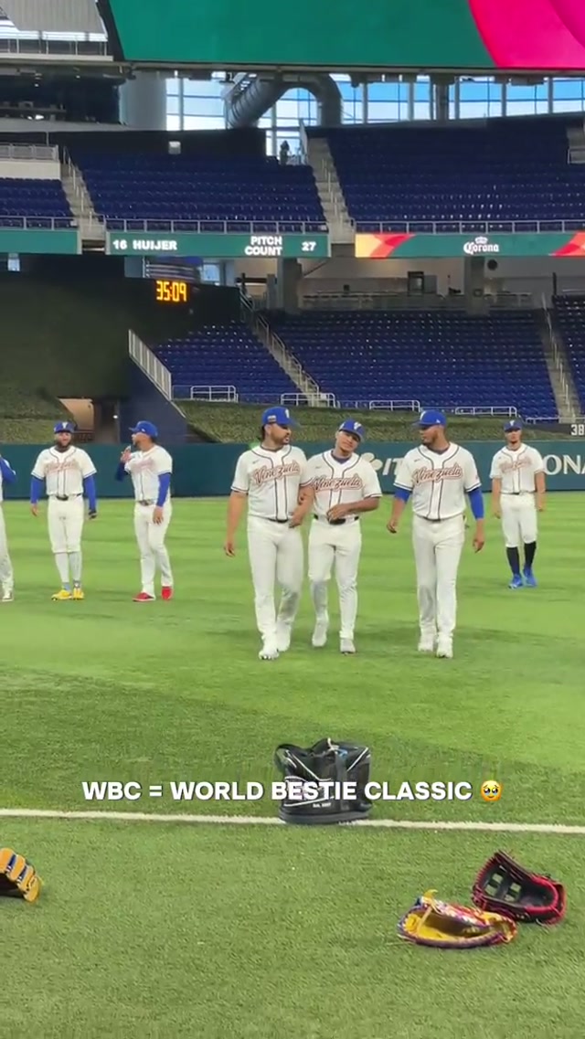 Everyone deserves a friendship like Sanoja + Suarez 🫂 #wbc #teamvenezuela 