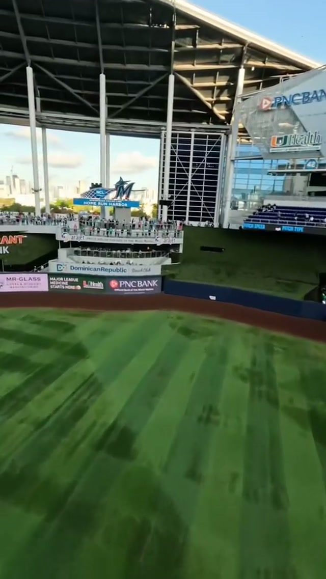 Oh we are SO BACK ‼️‼️‼️
#openingday #mlb #marlins 