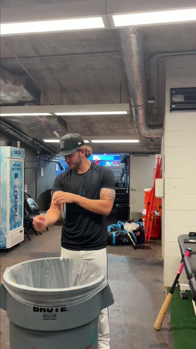 "what? like it's hard? - Owen Caissie probably
#mlb #marlins