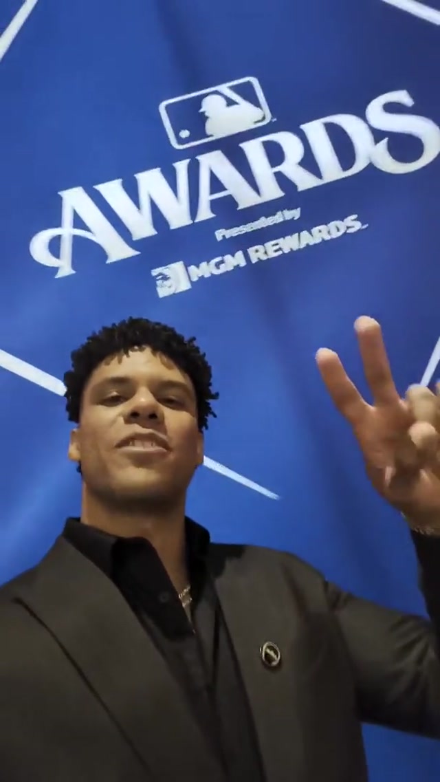 Juan Soto checking in from the MLB Awards. #juansoto #mets #mlb 