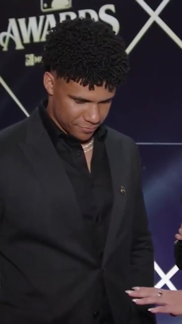 Juan Soto breaks down his red carpet look at the MLB Awards 😎 #juansoto #mets #fashion 