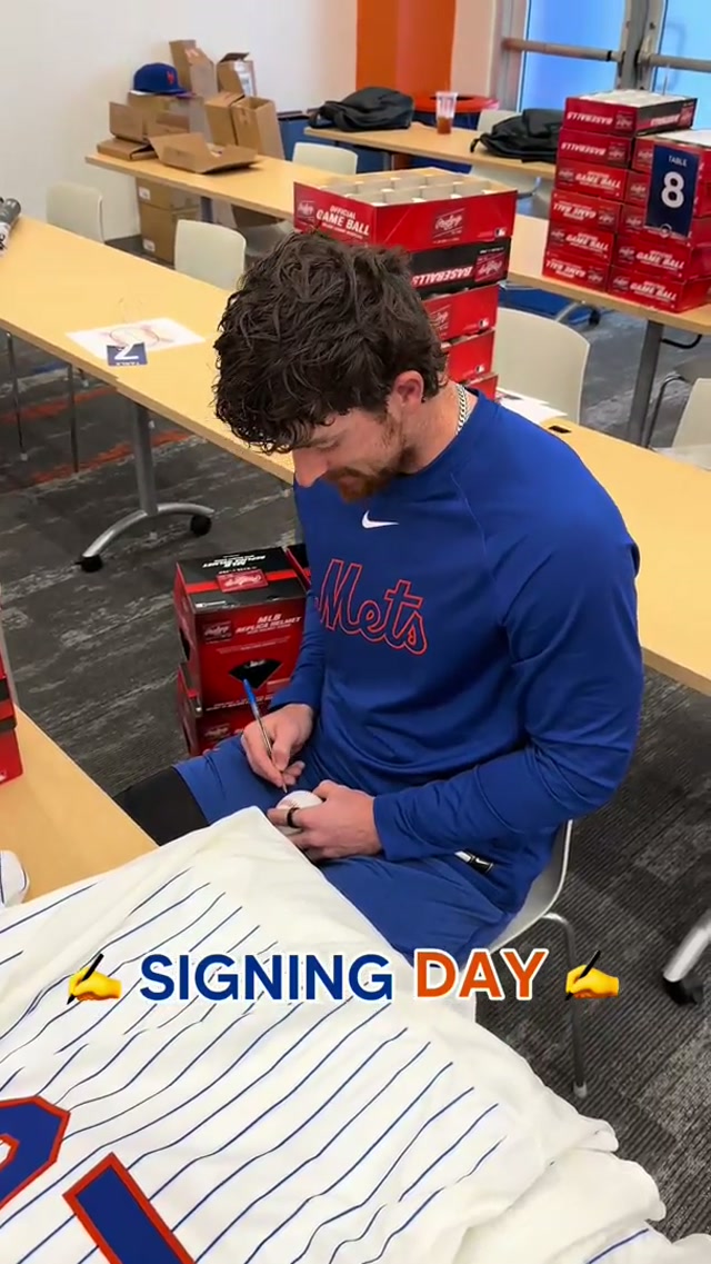 It was signing day at Spring Training ✍️ #mets #autograph #mlb #springtraining 
