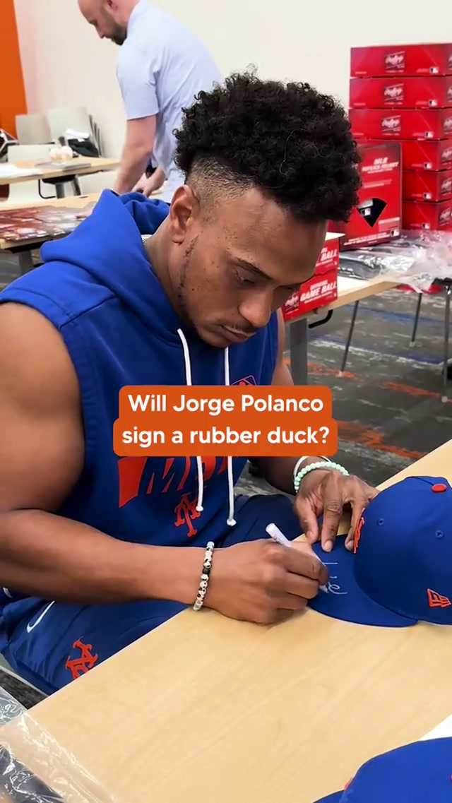 Jeep drivers this one's for you 🐤 #mets #autograph #rubberducky #funny #jee 