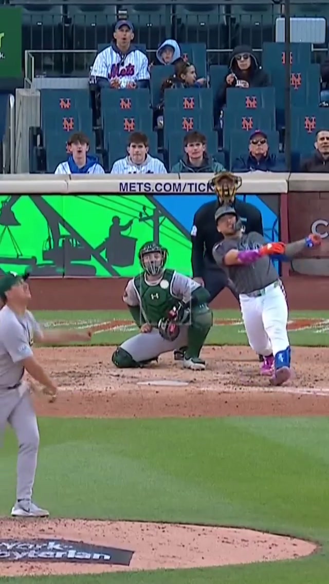 Wait a second… 🤔🤣 #Mets #HomeRun #MLB 