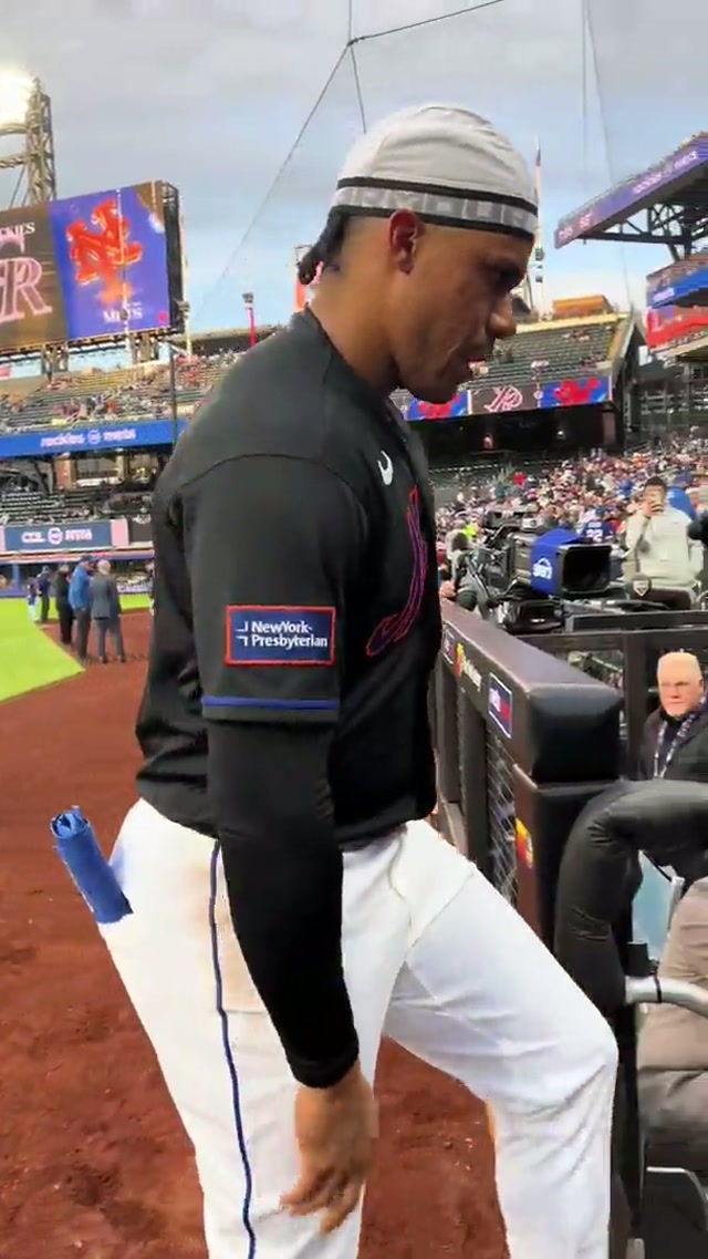 High fives in the dugout with Juan Soto 🫸🫷 #mets #lgm #highfive #juansoto 