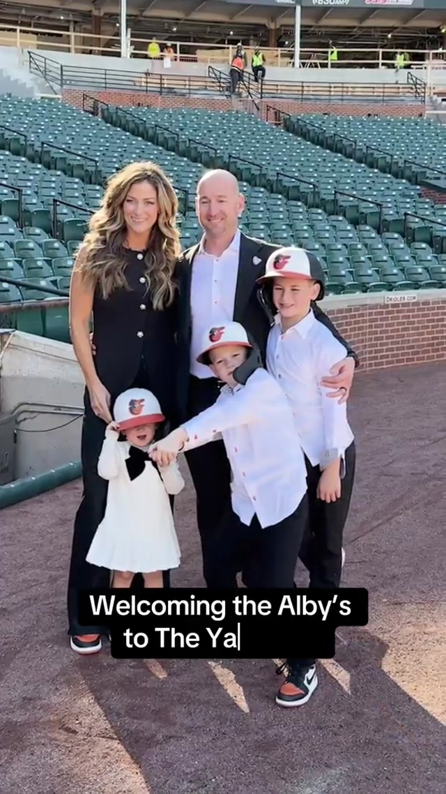 We’re already obssesed 🥹

#newmanager #orioles #family #camdenyards #mlb 