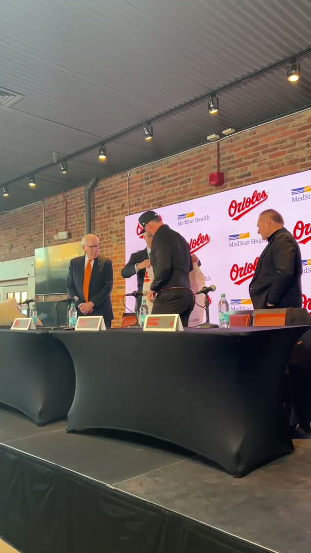 A first look at No. 25 in Orange & Black 👀

#petealonso #orioles #jersey #baseball #newthreads 