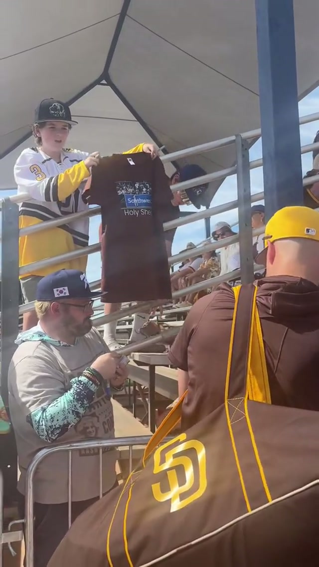 Y’all better come up here and get one of these 😂 #mlb #baseball #padres #sandiego 