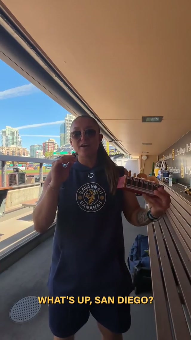 It's only right @thesavbananas try out our banana pudding 👀 #padres #savannahbananas #bananaball #sandiego #food @Kelsie Whitmore @Jackson Olson @BazalaBall @Danny @Alex Ziegler @Grant Besser @Ty Jackson @Bill LeRoy 