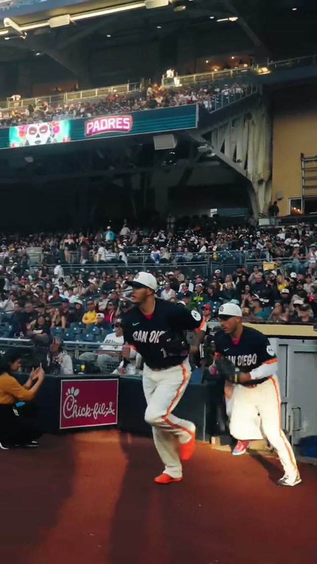 El Capitán 🫡 #MLB #padres #baseball #cityconnect #diademuertos 