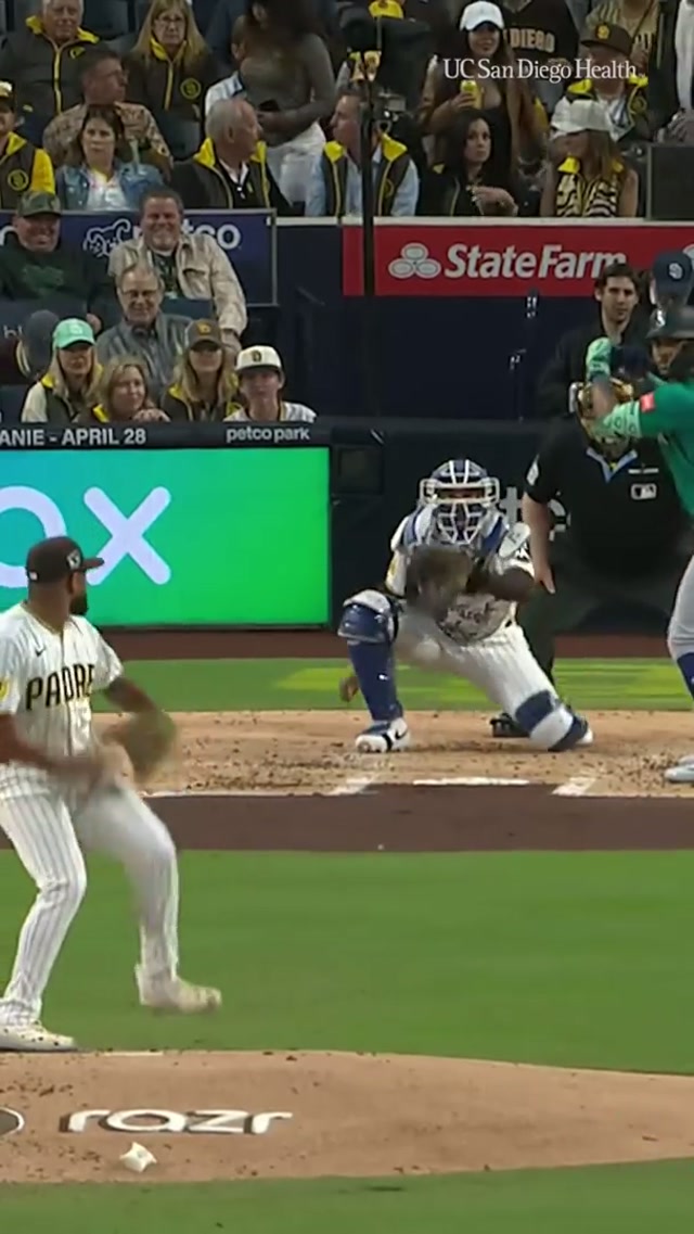 The Kid just keeps on doing what he does best 🤯 #MLB #padres #baseball #catch 