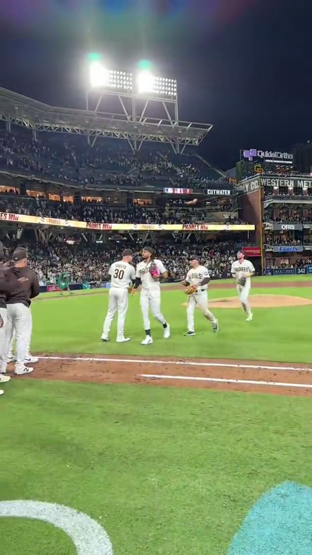 Booked & busy 💅 #mexicocityseries #padres #mlb #mexico #baseball 