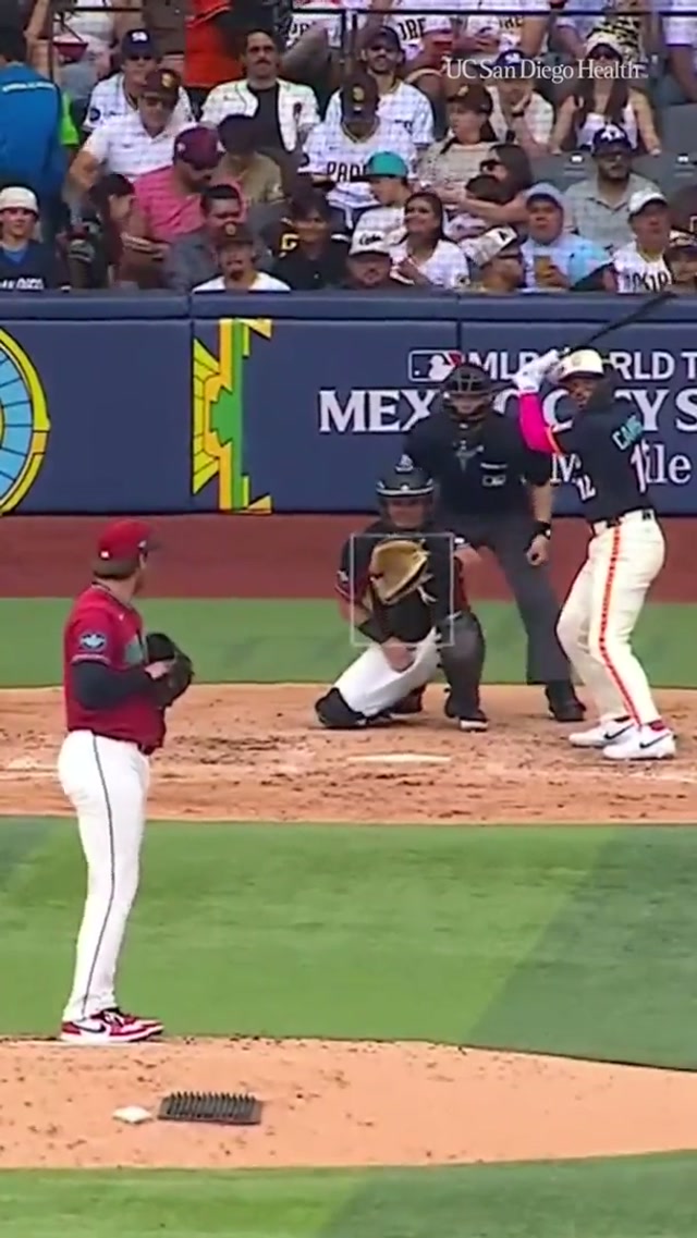 Órale, Campy. #MLB #padres #baseball #homerun #mexicocityseries 