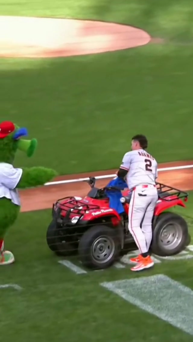 Good help is so hard to find these days 😒 #mlb #phillies #giants #carwash