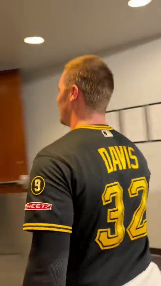 Paul made sure to give everyone in the clubhouse some love after the game. 🥹 #mlb #pitssburgh #pirates 