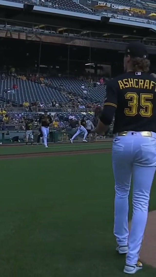 It’s a GIRL! 👶 Congratulations to the Ashcraft Family. #MLB #pittsburghpirates #ashcraft 