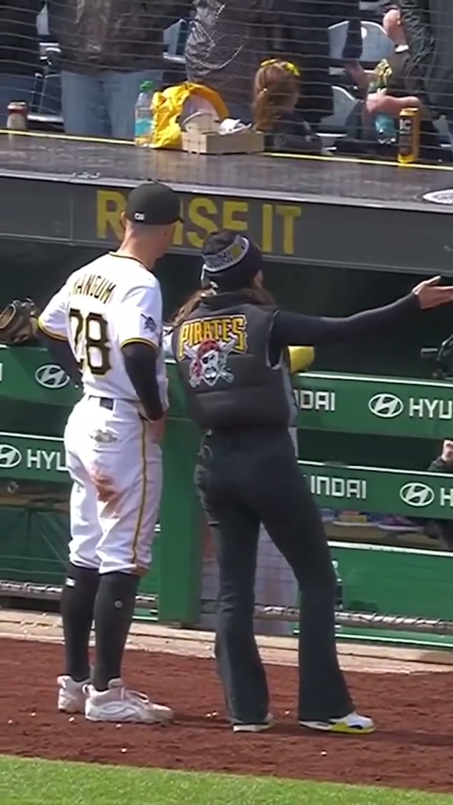 Jake creating core memories for young fans at the ballpark! 🥹

#jakemangum #pittsburgh #mlb #pirates #pittsburghpirates 