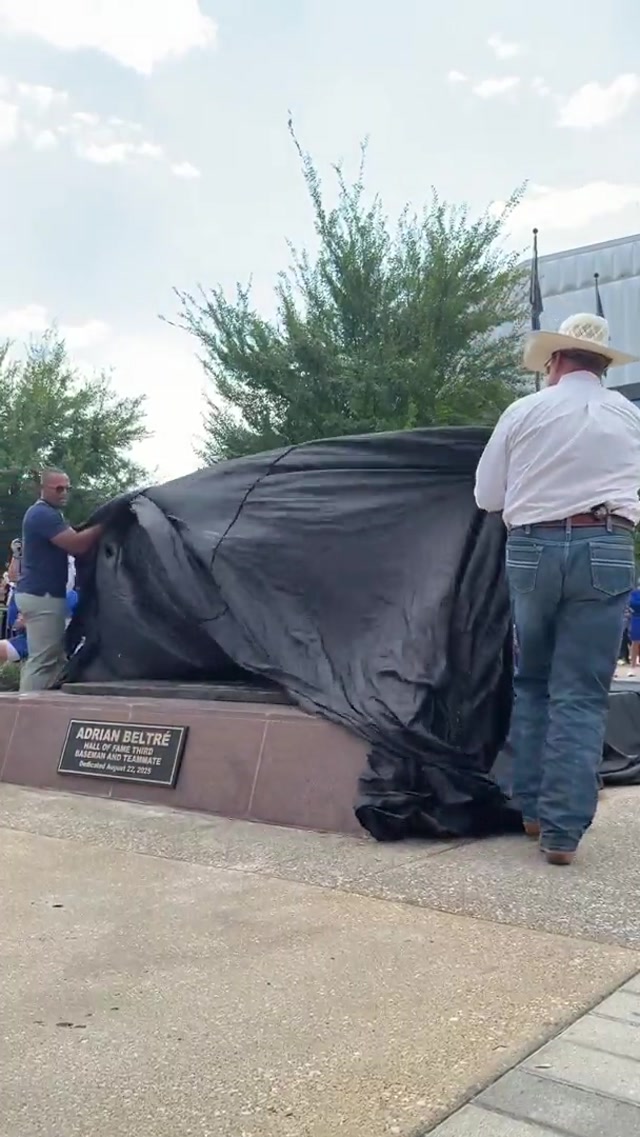 Adrian Beltré’s statue is here 🐐