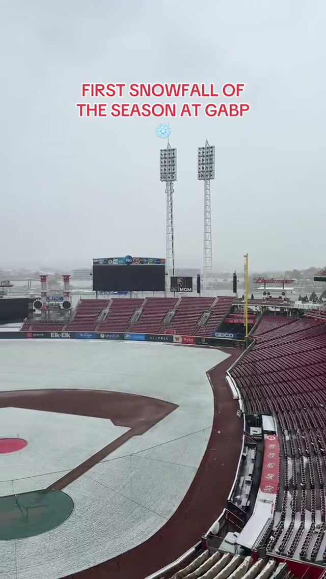 Let it snow, let it snow, let it snow | #reds #GABP #mlb #snow 
