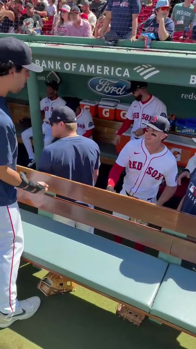 Clocking in ⏰ #mlb #redsox #fenwaypark #dugout #vibe 