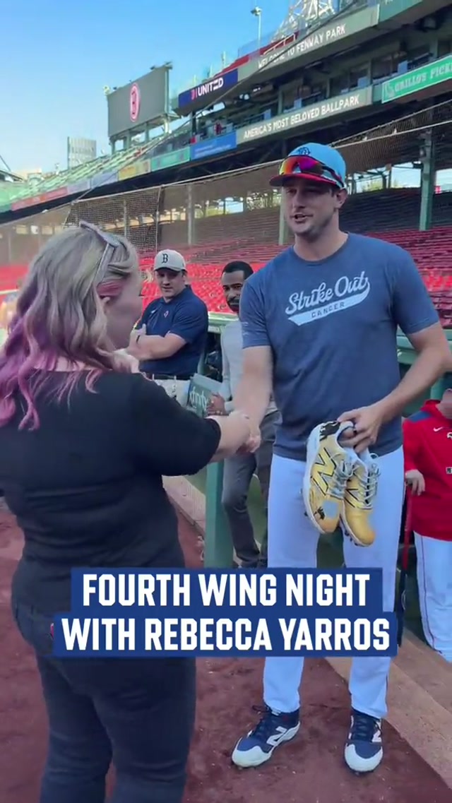 Garrett Whitlock meets @Rebecca Yarros on Fourth Wing Night at Fenway! #fourthwing #rebeccayarros #booktok #empyreanseries #fenwaypark 
