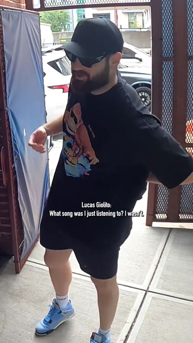 Anything to get the guys pumped up 🎧 #mlb #music #youtube #song 