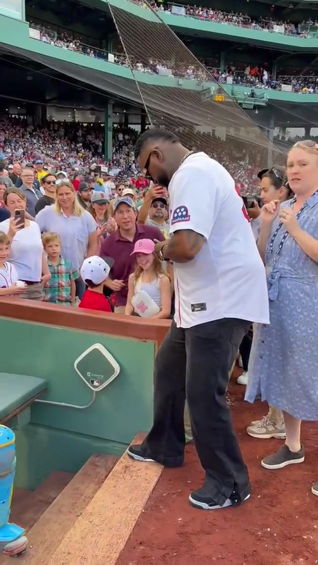 Big Papi giving out the ultimate souvenir 🐐 #mlb #surprise #fans #redsox
