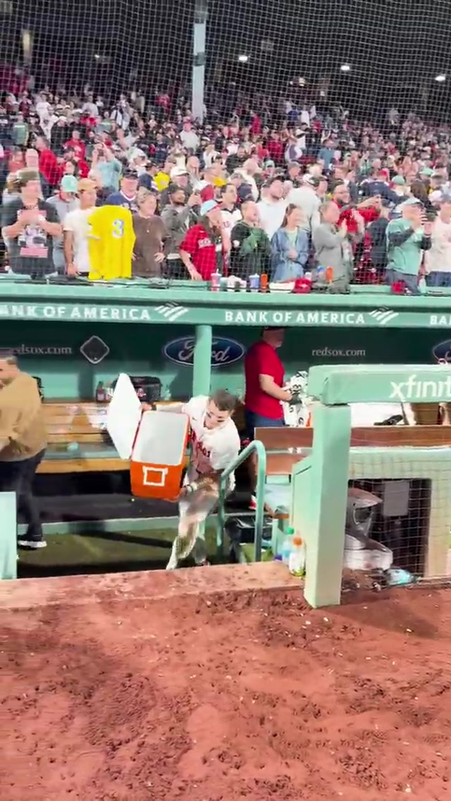 Take a shower, Sogie! 🚿 #walkoff #mlb #redsox #fenwaypark 