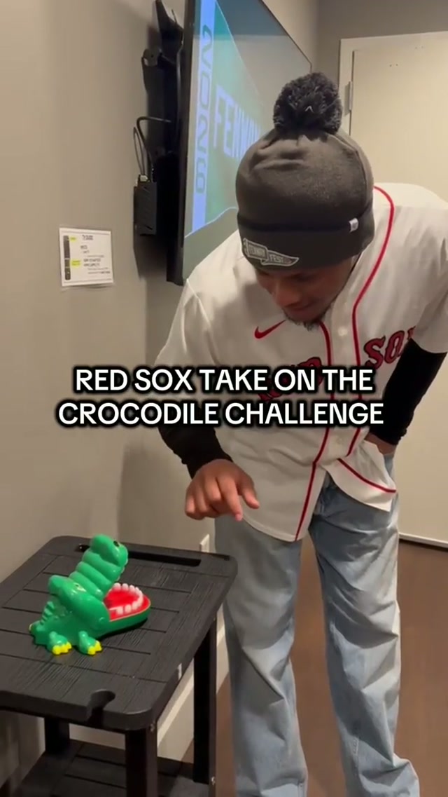 Chomp chomp 🐊 #MLB #redsox #challenge #crocodile #fenwaypark 