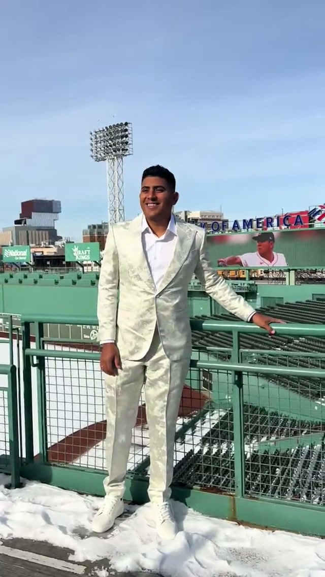Hey, Mr. Rager 🙂‍↔️ #MLB #redsox #ranger #fenwaypark #rager 