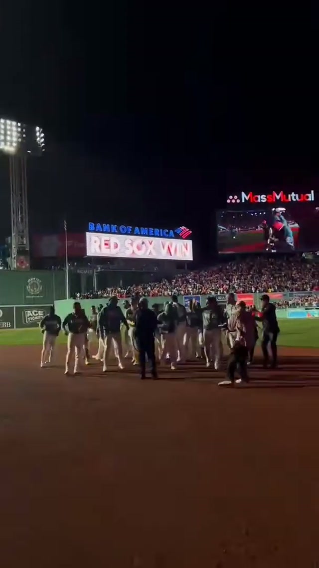 Just something about Fenway Greens #mlb #redsox #walkoff 