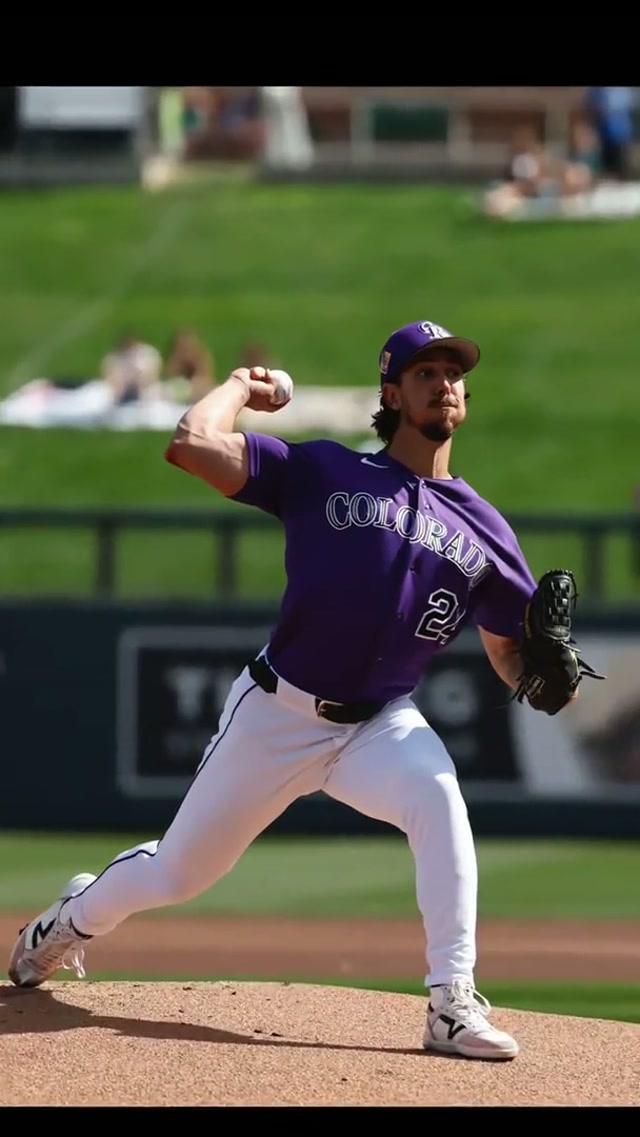 Flexing’ on ‘em (literally) 💪 #gymtok #flex #rockies 
