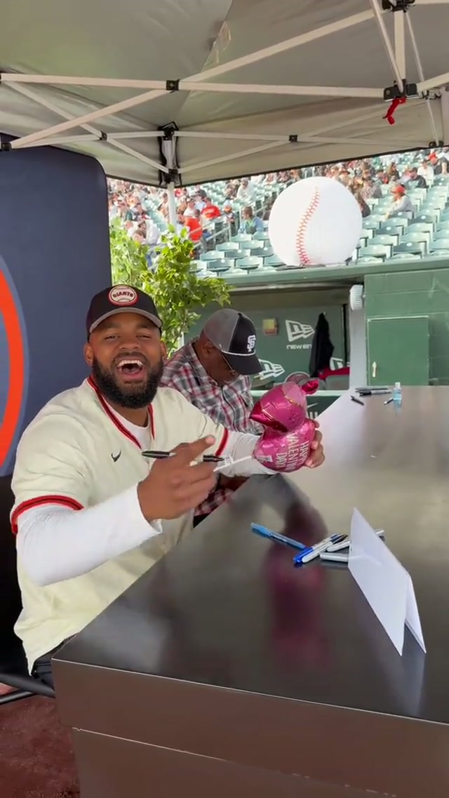 Pro athletes get asked to sign lots of weird things … this time we made sure of it 🤭 #MLB #Baseball #Autograph #Prank 