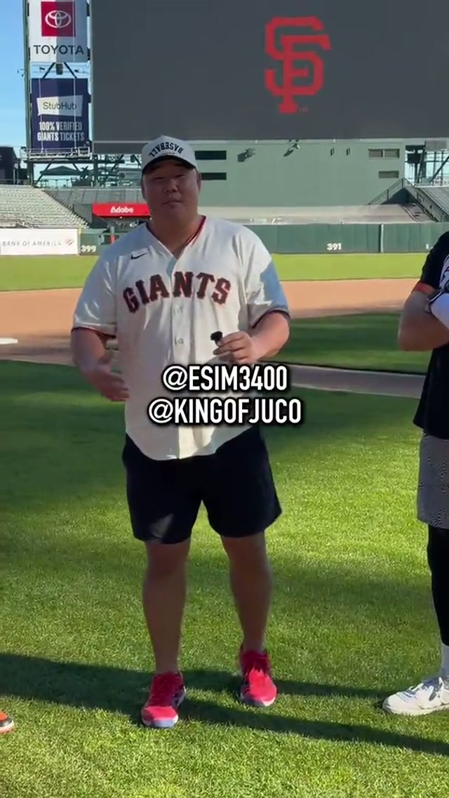 Behind the scenes of a YouTube shoot at Oracle Park with @baseballbatbros @KingofJUCO @Mayday! (Trevor May) 🎥 #Baseball #BTS 