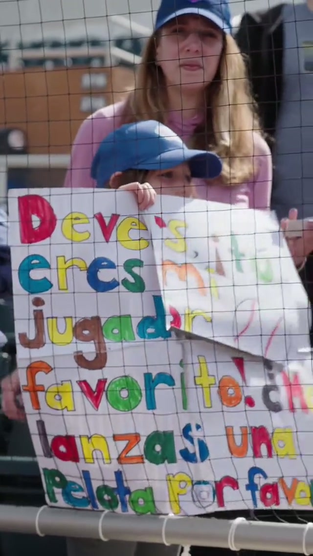 Rafael Devers invites a young fan into the dugout 🧡🖤
