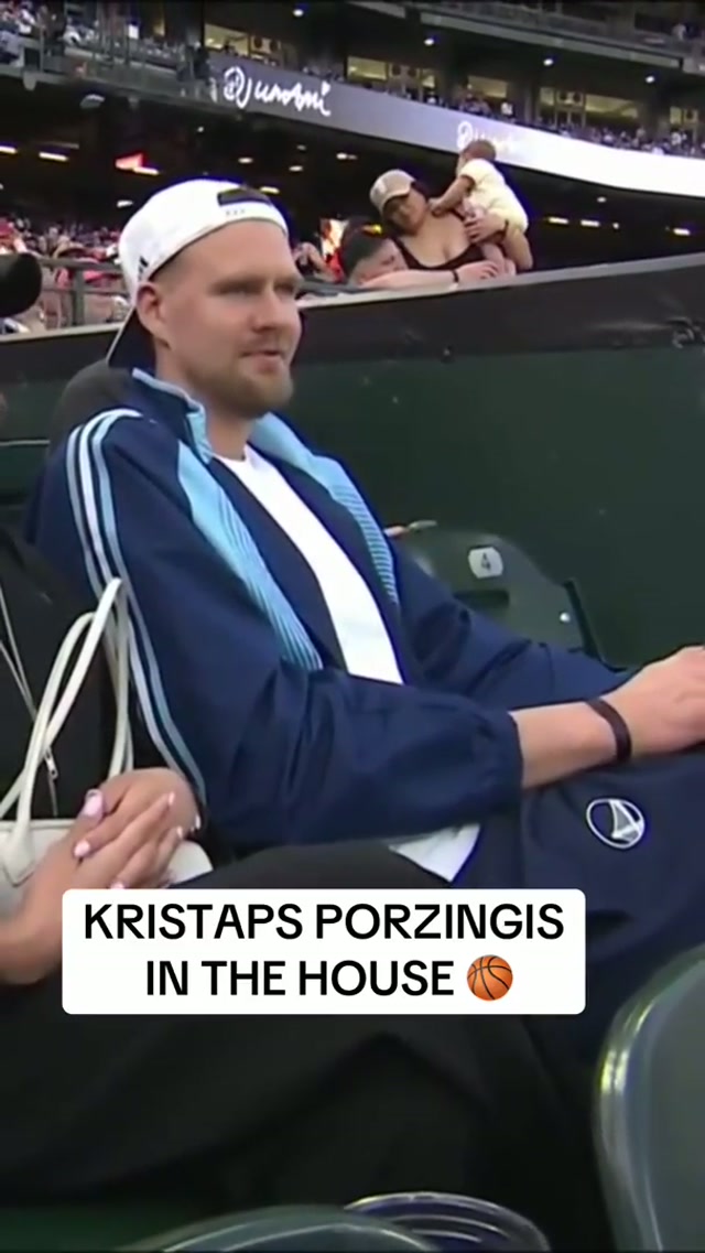 Welcome to #OraclePark, #KristapsPorzingis 🏀 @warriors #MLB #NBA 