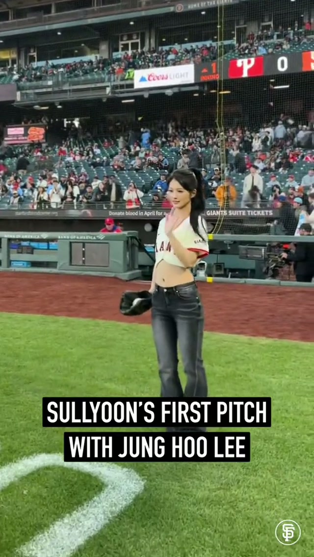 Sullyoon of @NMIXX gets some practice in before throwing the first pitch to Jung Hoo Lee 🧡