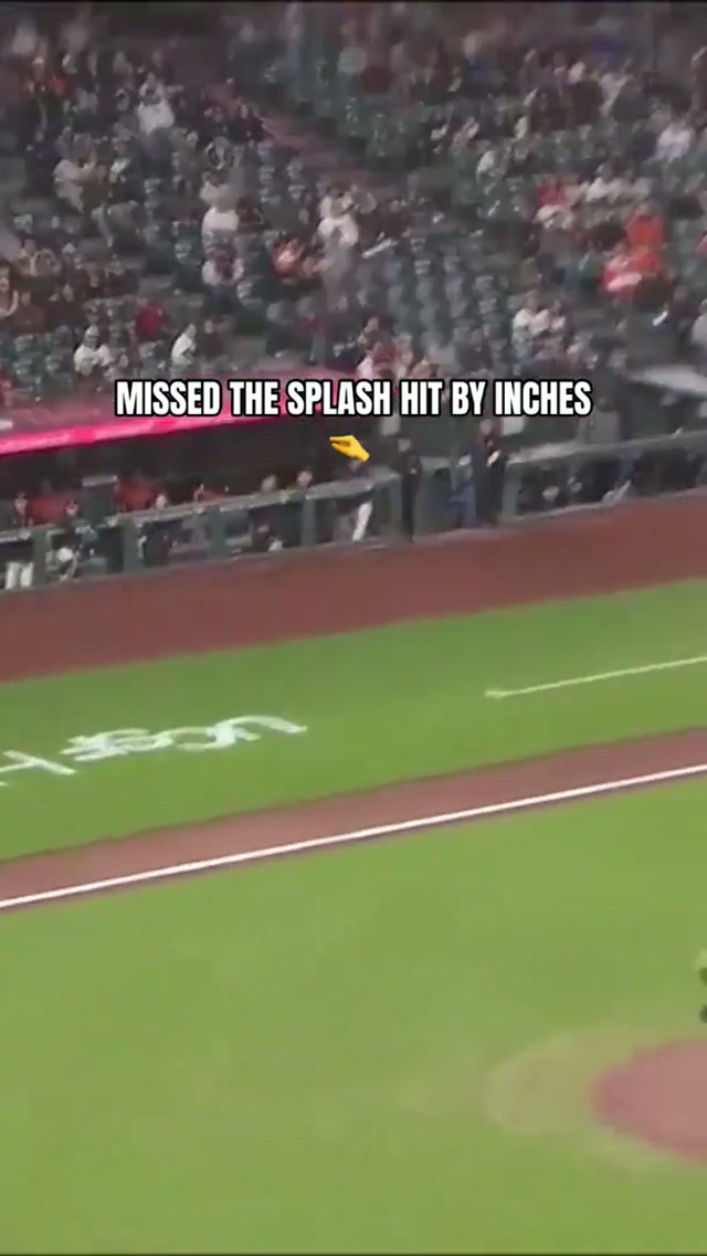 Jung Hoo Lee was SO close to his first Splash Hit homer, which requires the ball to go straight into the water without bouncing 💧 #MLB #Baseball #JungHooLee 
