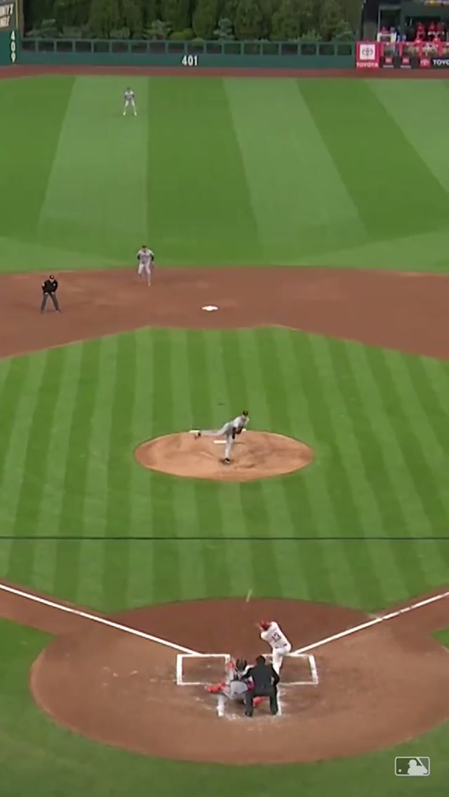 Luis Arraez starts a spectacular double play 😮‍💨