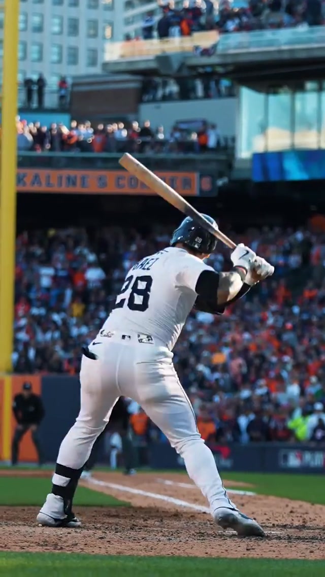 JAVY GOES YARDDDD

#mlb #mlbpostseason #javierbaez 