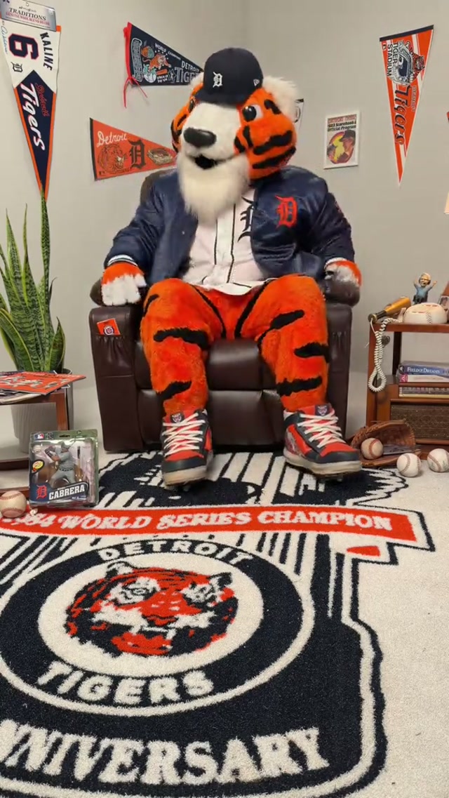 go PAWS go!!! 

#PAWS #tigers #mlb #thekardashians 