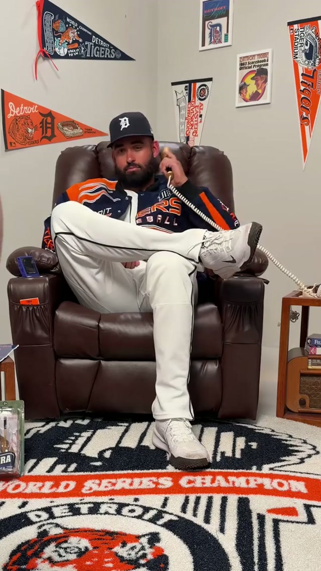 filmed in front of a live studio audience

#Tigers #MLB #MediaDay #retro 