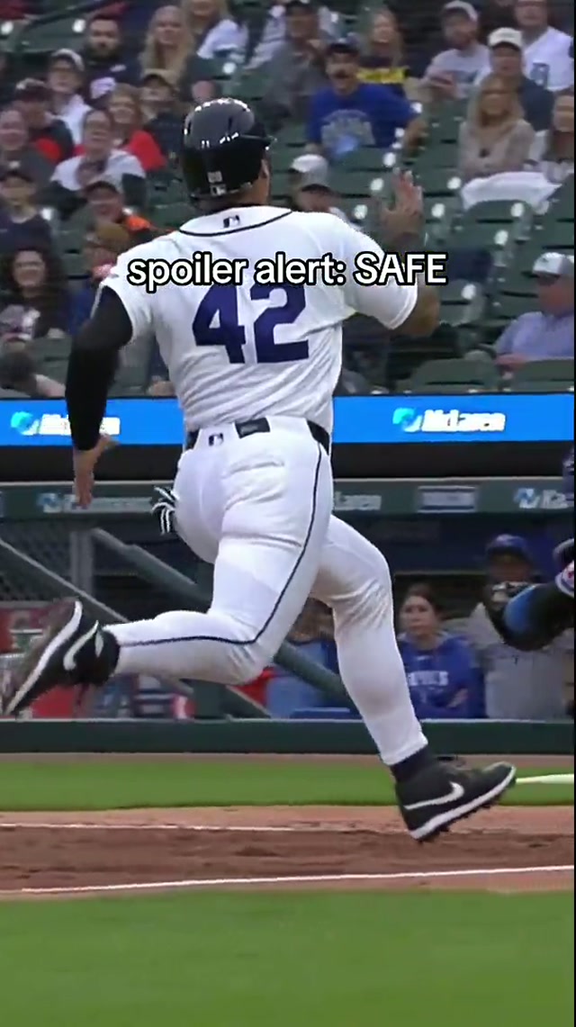 he da birthday 

#JavierBaez #Tigers #MLB 