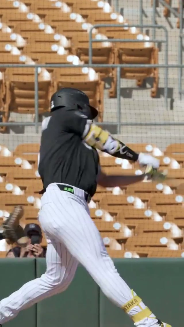 ムーンに飛ばした！村上選手のスプリングトレーニング初ホームラン！

Sent it to the Mune! Murakami with his first HR of Spring Training 😤 

#homerun #mlb #power 