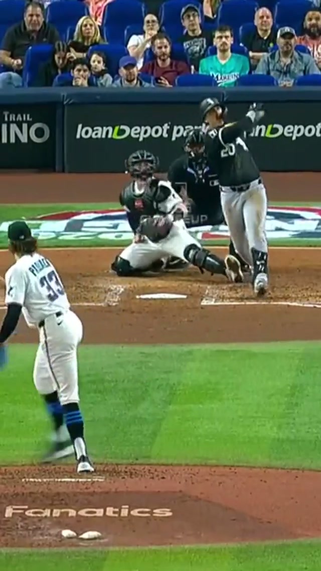Miguel Vargas' first homer of the season is a GRAND SLAM 🤯 #homerun #highlights #mlb 