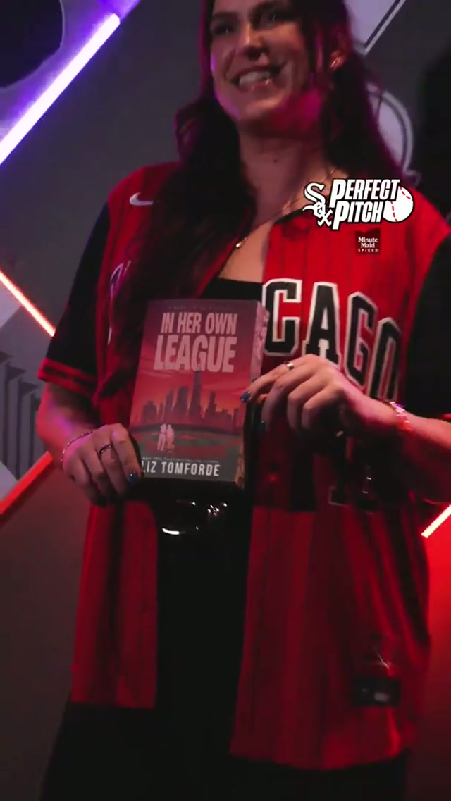 Liz Tomforde in the place we love the most! ⚾️ #booktok #inherownleague #windycityseries 
