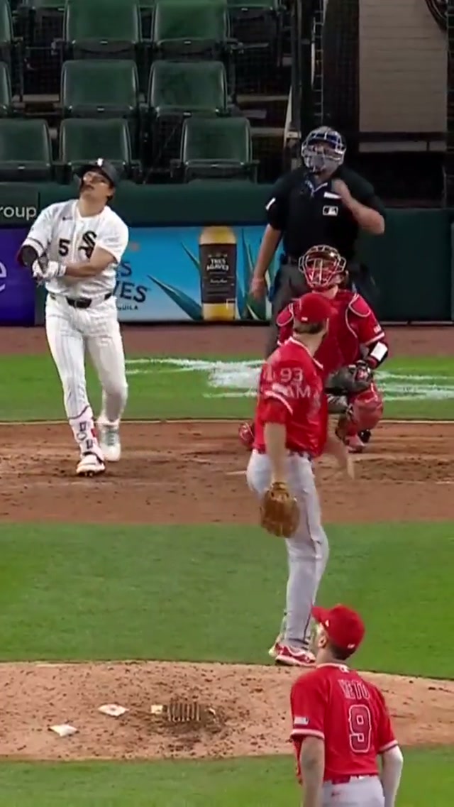 MUNE AT MIDNIGHT! 🤯 #homerun #MLB #highlights 
