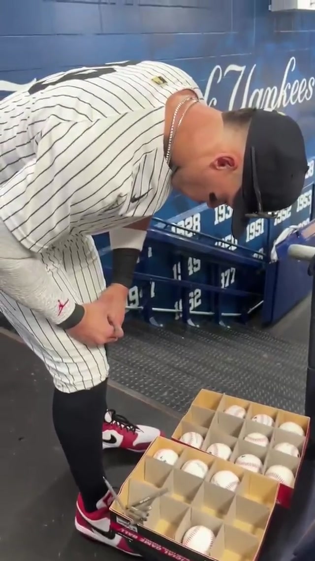 For Fan Appreciation Day, Yankees players autographed baseballs and tossed them into the crowd before the game 💙🙌  #yankees #mlb #baseball 