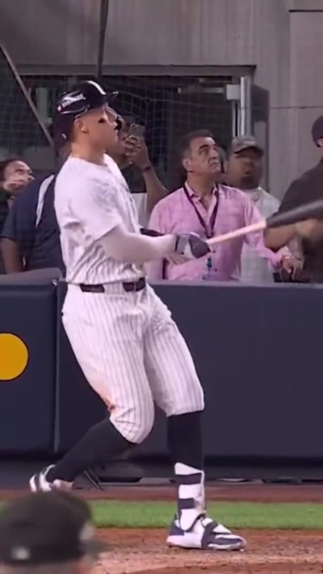 Some priceless reactions to Judge’s homer 😂 #yankees #mlb #aaronjudge #homerun #alds