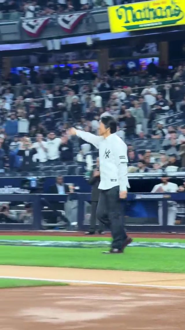 Ceremonial 1st pitch from 2009 World Series MVP Hideki Matsui 🔥

Thank you, Godzilla 👏 #yankees #mlb #baseball #alds 